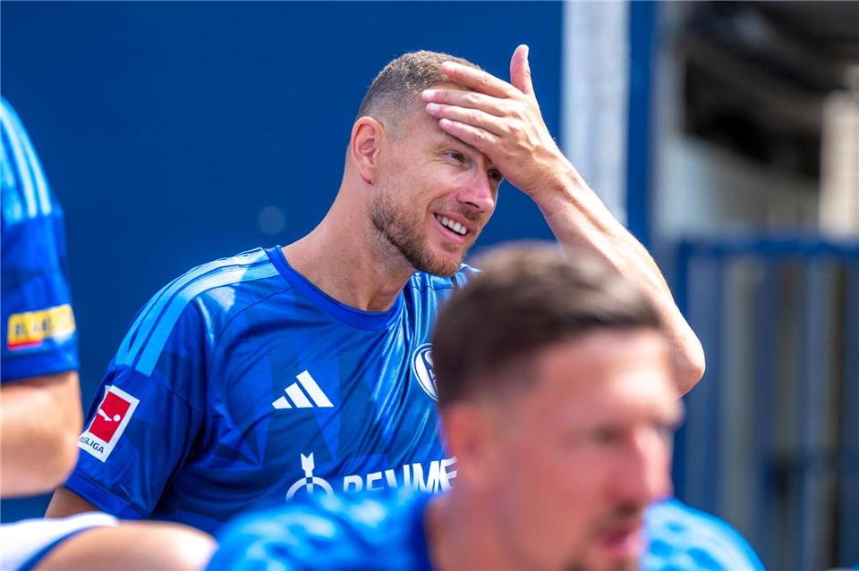 Edin Dzeko will mit 40 Jahren noch einmal in der Bundesliga angreifen. (Archivbild) David Inderlied/dpa