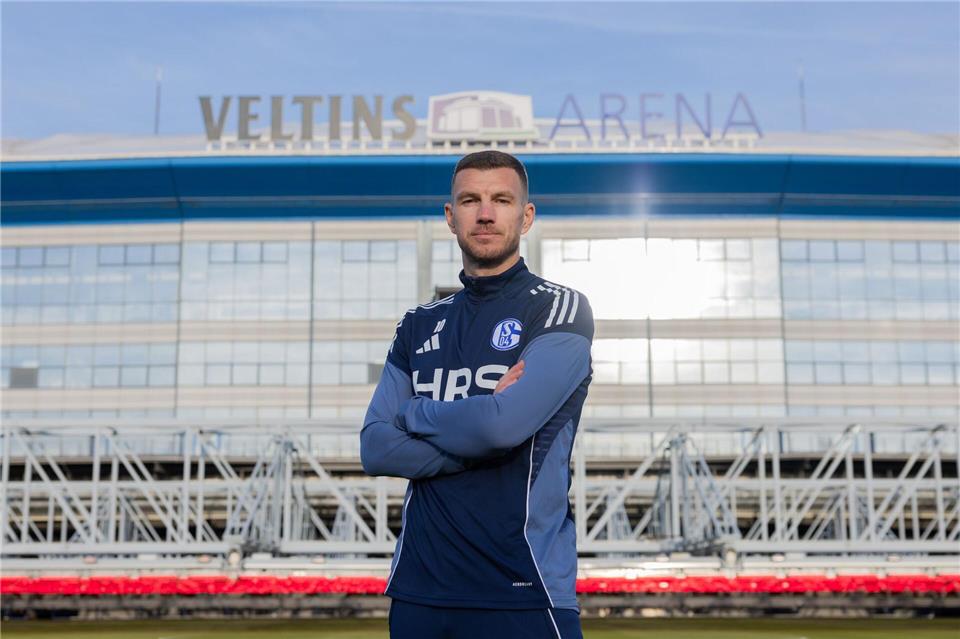 Edin Dzeko will zukünftig in der 2. Bundesliga stürmen.Rolf Vennenbernd/dpa