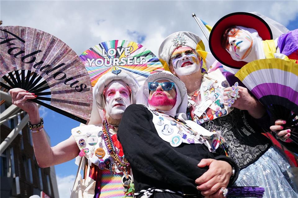 Edinburgh: Bunte „Pride Edinburgh 2026“-Parade füllt die Innenstadt mit TeilnehmernJane Barlow/PA Wire/dpa