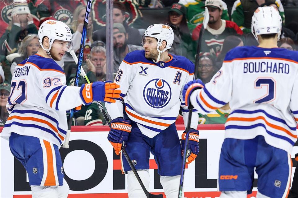 Edmontons Leon Draisaitl (Mitte) überragte gegen die Minnesota Wild mit vier Scorerpunkten.Matt Krohn/AP/dpa