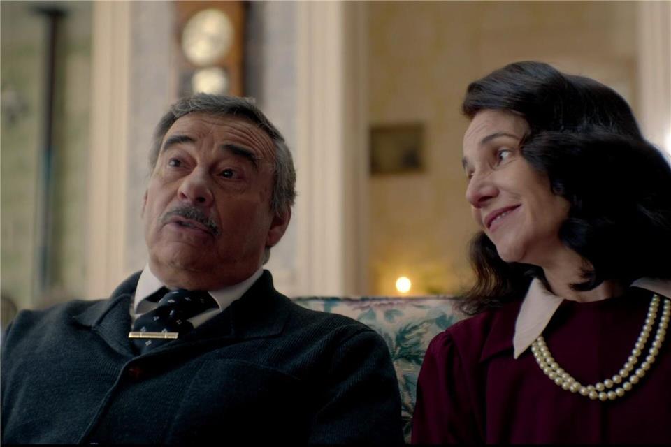 Eduard Fernández und Aline Kuppenheim spielen die Eltern von Clara.Amazon Prime/filmcontact/dpa
