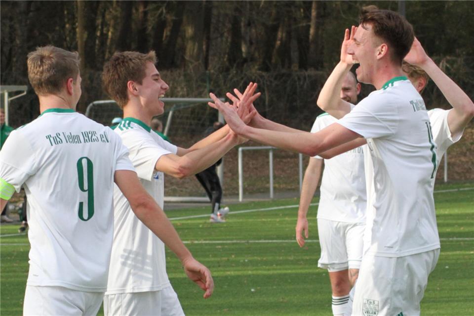 Effektiv zeigte sich der TuS Velen gegen den SV Lippramsdorf. Hier jubelt das Team über das 3:0 von Jonas Hellenkamp.