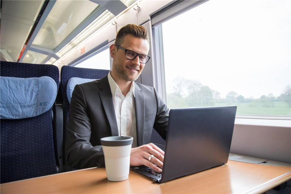 Egal, ob Zug oder im Café: Rechtlich gesehen darf der Bildschirm beim mobilen Arbeiten nicht einsehbar sein.Christin Klose/dpa-tmn