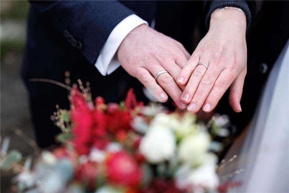 Egal, ob erste, zweite oder x-te Hochzeit: Es zählen nicht die Erwartungen von Außenstehenden, sondern nur, was sich das Brautpaar wünscht. picture alliance / dpa