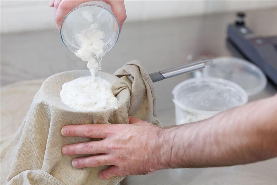 Egal, ob für Joghurtbällchen, Frischkäse oder Quark: Die Masse muss über einem Käsetuch abgeseiht werden. Als Käsetuch eignen sich etwa auch alte, ausgekochte Stofftaschentücher oder Windeltücher.picture alliance/dpa