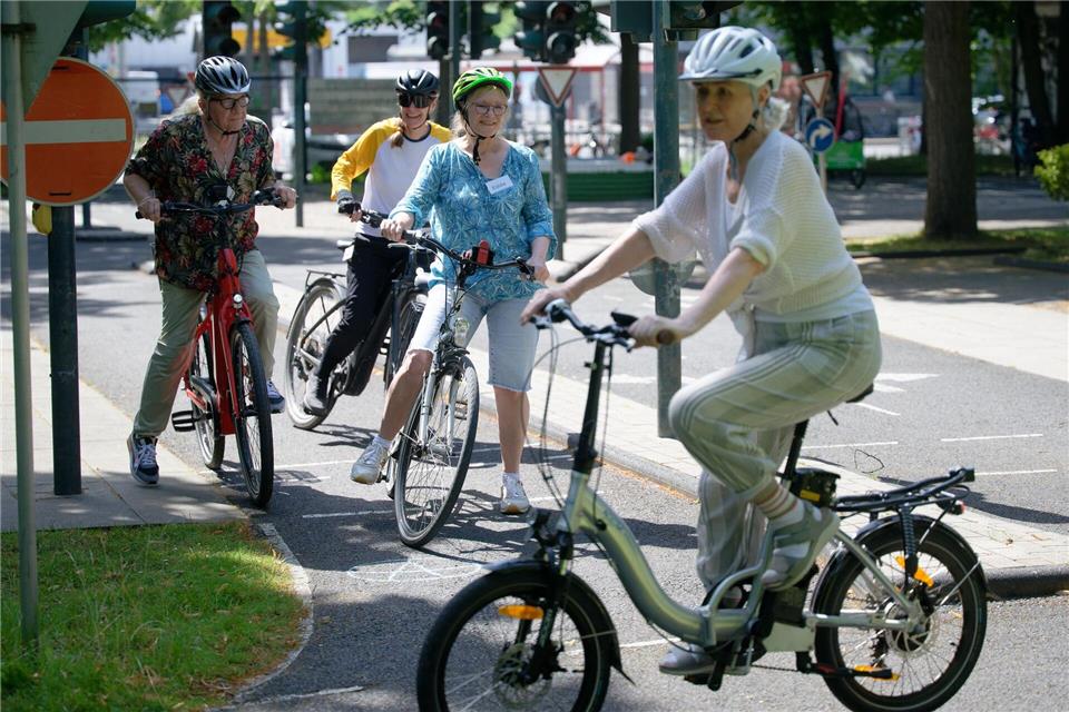 Egal ob mit normalem Fahrrad oder E-Bike - jeder ist willkommen.Henning Kaiser/dpa