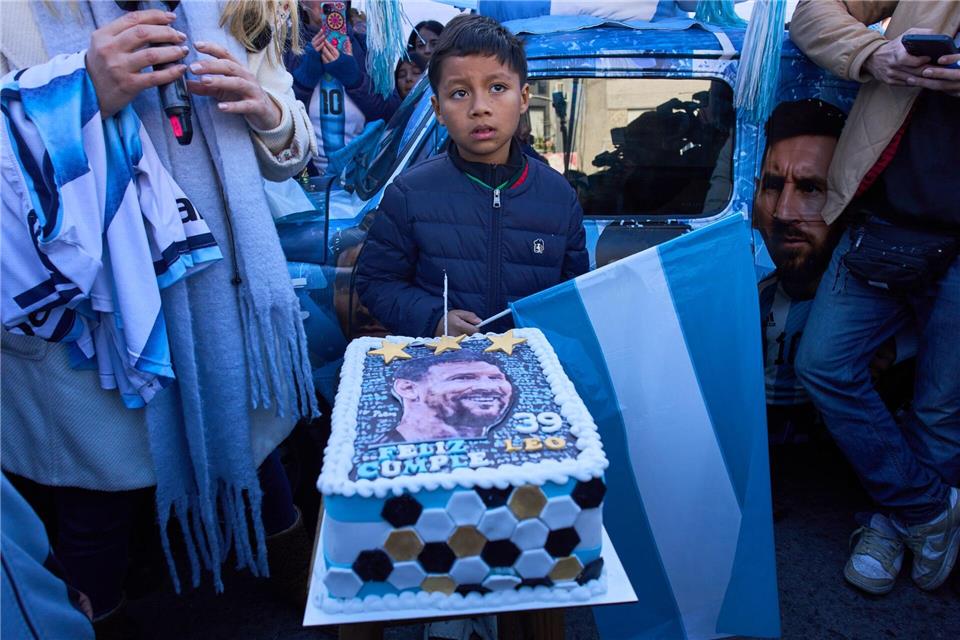 Egal wo: Es wird Messis Geburstag gefeiert.Rodrigo Abd/AP/dpa