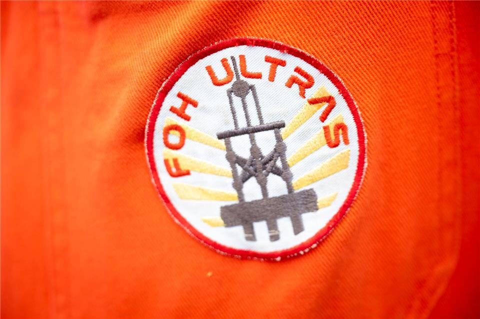 Egger trägt einen Einteiler mit dem Logo der Licht-Crew, „FOH Ultras“.Philip Dulian/dpa