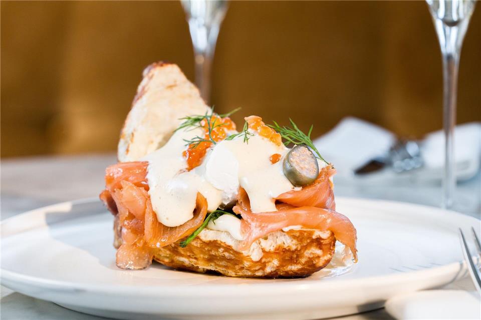 Eggs Benedict lässt sich auch abwandeln: Statt gebratenem Schinken ist es auch mit Lachs ein Leckerbissen. Waldorf Astoria Berlin/dpa-tmn