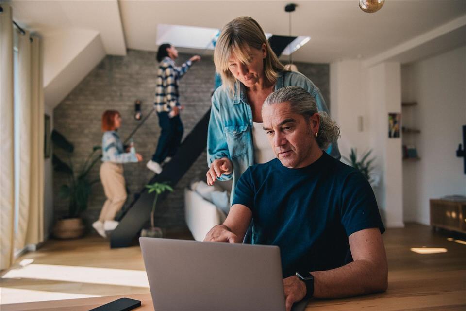 Ehe kann sich steuerlich lohnen – muss aber nicht: Verdienen beide ähnlich, ist der Steuervorteil meist kaum spürbar.picture alliance / dpa-tmn