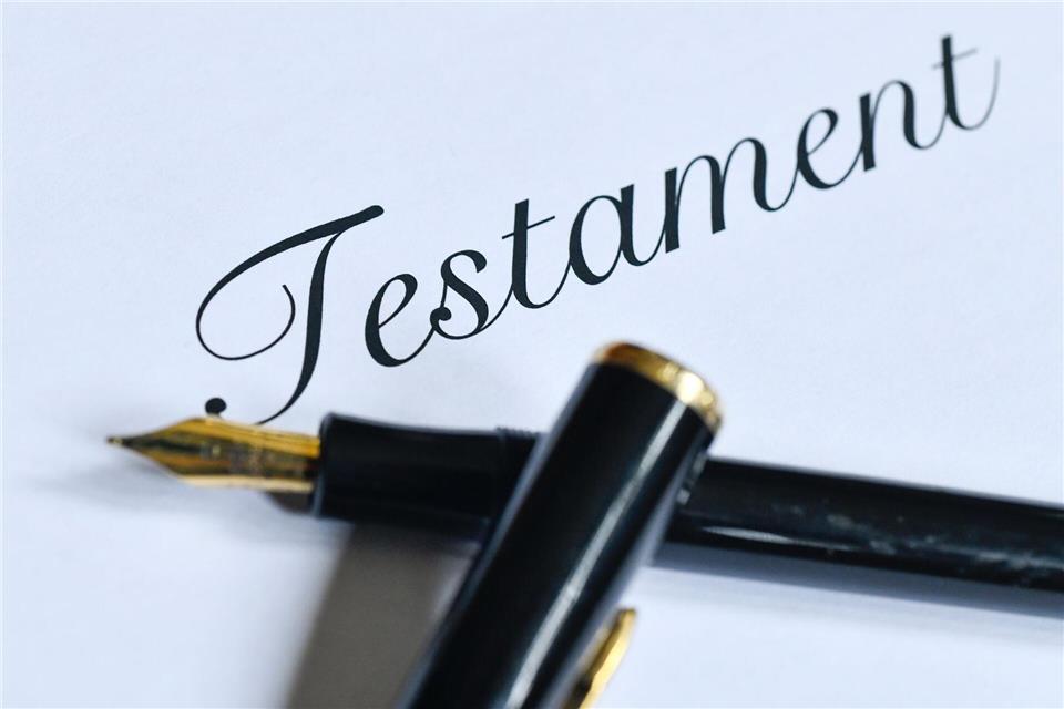 Eheleute können beim Aufsetzen eines gemeinsamen Testaments eine Pflichtteilsstrafklausel hineinschreiben.picture alliance / dpa-tmn