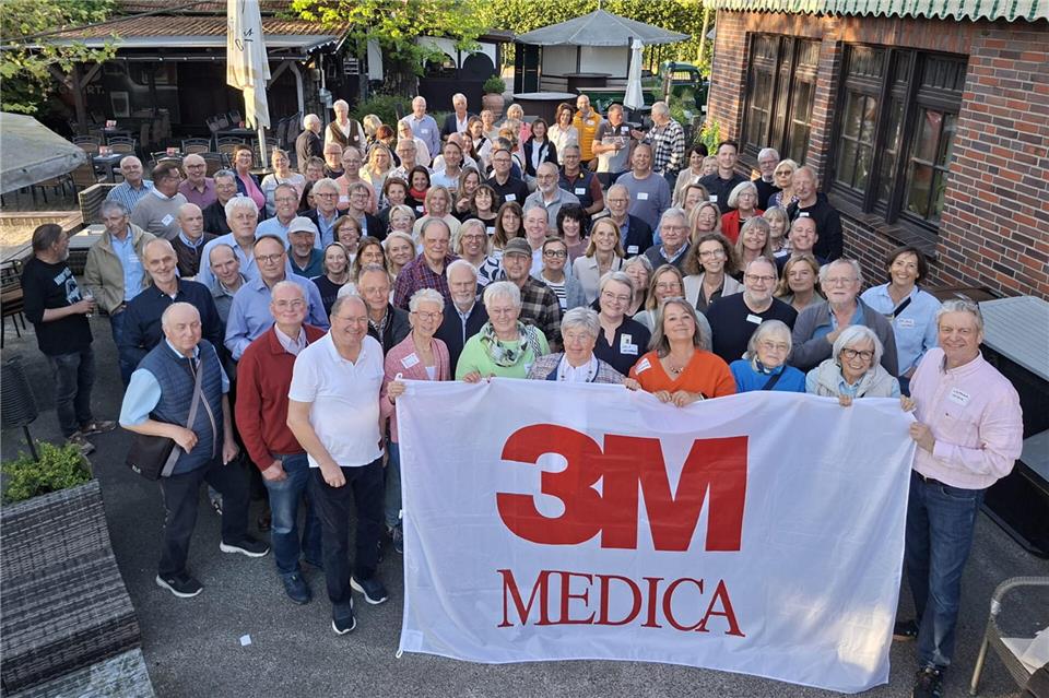 Ehemalige 3M-Mitarbeiter haben sich beim Landgasthof Beckmann in Heiden getroffen.
