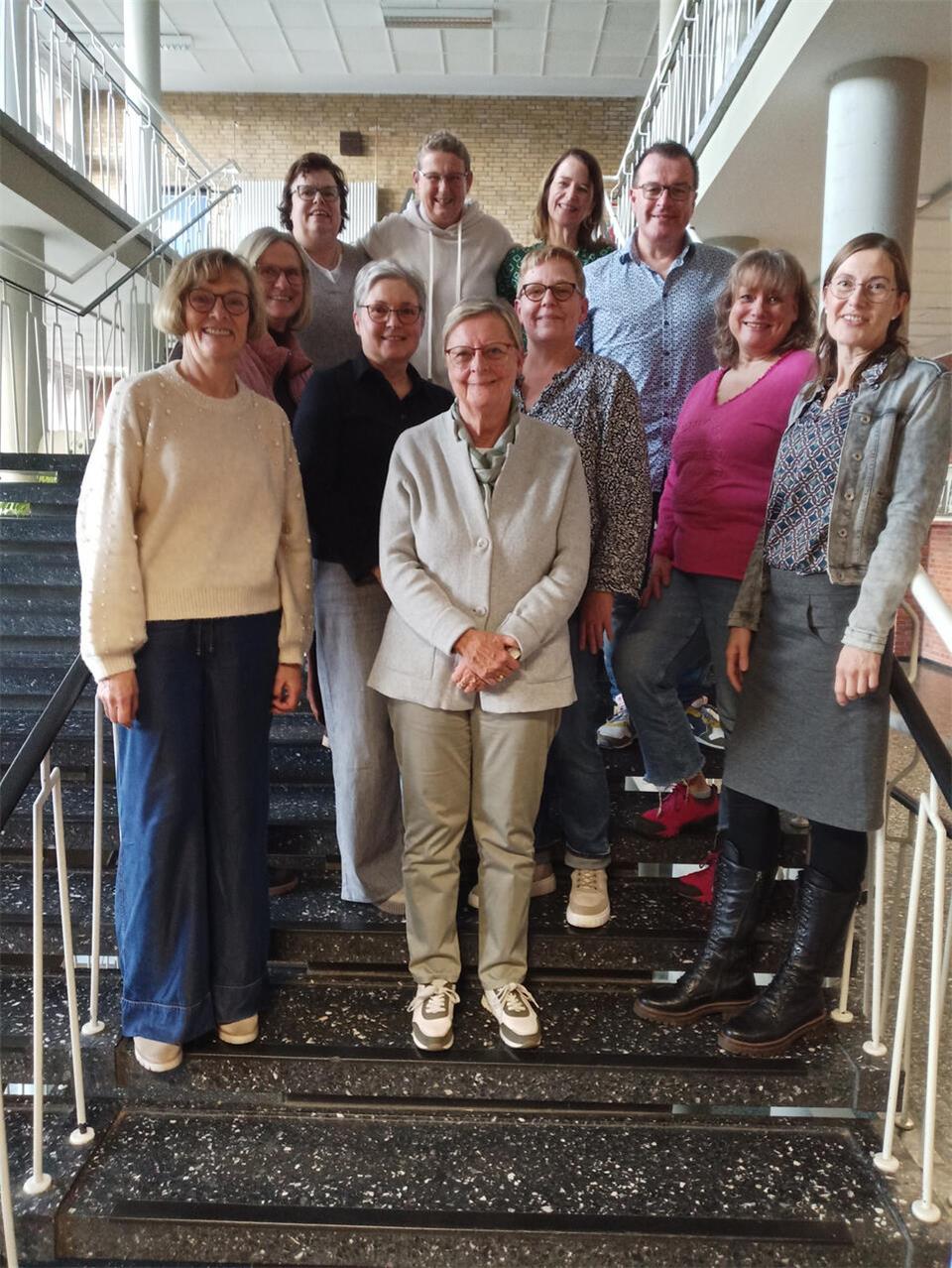 Ehemalige Schüler der zweijährigen Berufsfachschule für Ernährung und Hauswirtschaft des Berufskollegs Borken haben sich nach 40 Jahren zum Klassentreffen wiedergesehen.