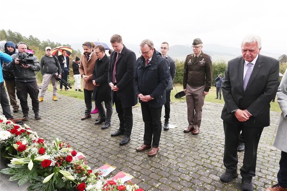 Ehemalige und aktuelle Ministerpräsidenten nahmen an der Gedenkfeier teil.Bodo Schackow/dpa