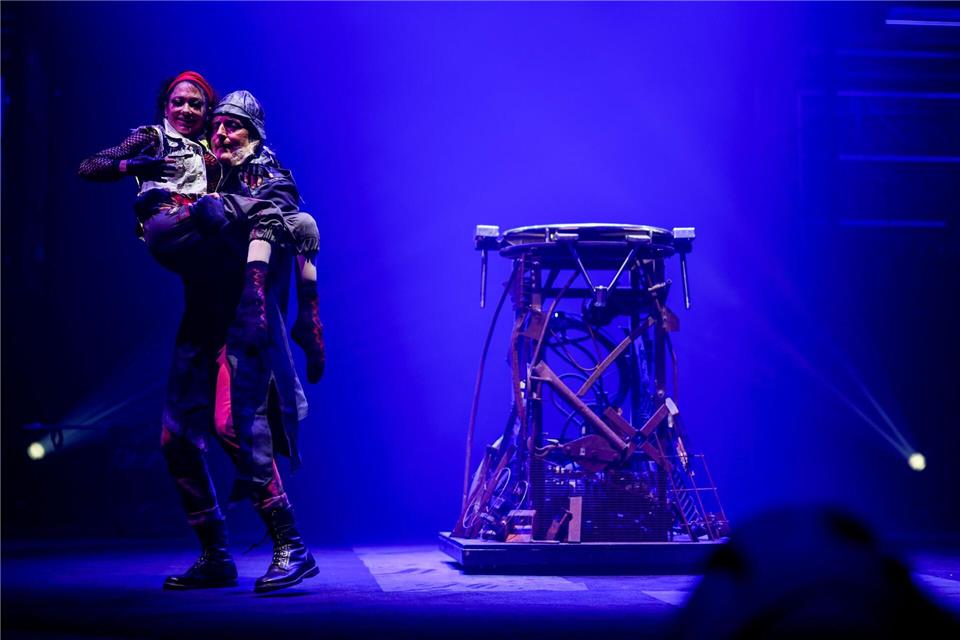 Ehemann Didier Dvorak, der ebenfalls gelernter Akrobat ist, unterstützt Pan bei ihrem Auftritt.Christoph Reichwein/dpa