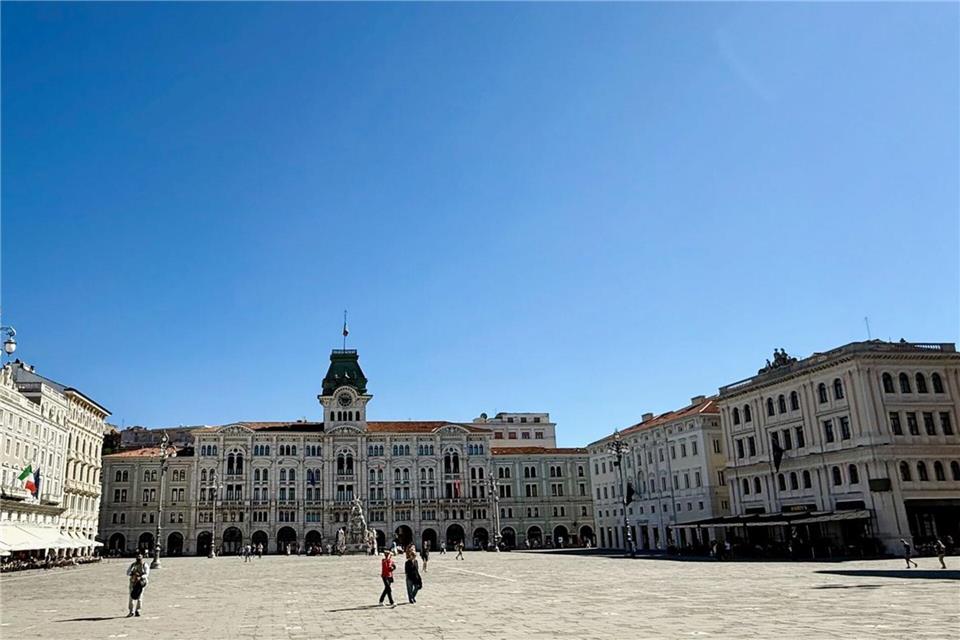 Eher nicht windgeschützt: die Piazza Unità d’Italia, zentraler Platz der Stadt.Wolfgang Stelljes/dpa-tmn