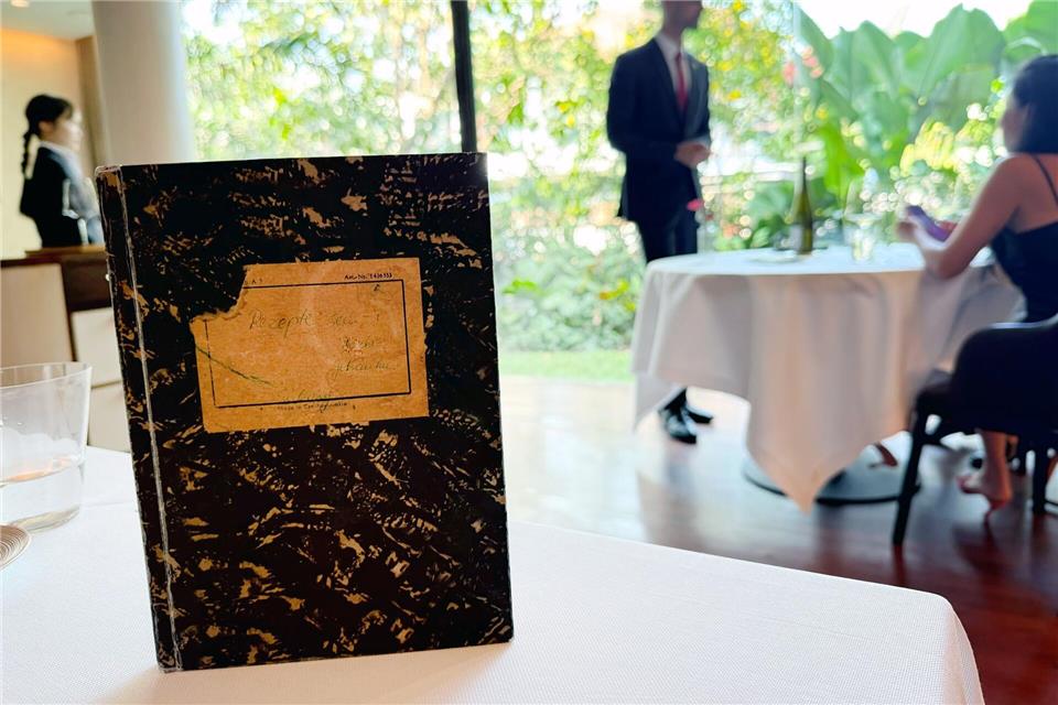 Ehre für die Großmutter: Zum Abschluss jeden Menüs wird den Gästen eine Kopie von Oma Christas Rezeptbuch präsentiert, das die Köche inspiriert hat. Carola Frentzen/dpa-tmn