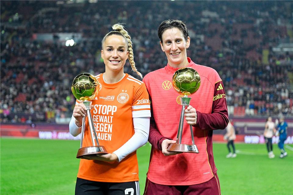 Ehre, wem Ehre gebührt: DFB-Kapitänin Gwinn und Torhüterin Berger wurden als Deutschlands „Fußballerinnen des Jahres“ geehrt.Uwe Anspach/dpa