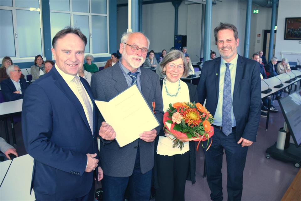 Ehre, wem Ehre gebührt: Landrat Dr. Kai Zwicker (l.) zeichnete Rolf Berghorn (2.v.l.) am Dienstag mit dem Bundesverdienstkreuz aus. Mit dem Geehrten freuten sich auch seine Ehefrau Angelika sowie Bürgermeister Jörg von Borczyskowski.