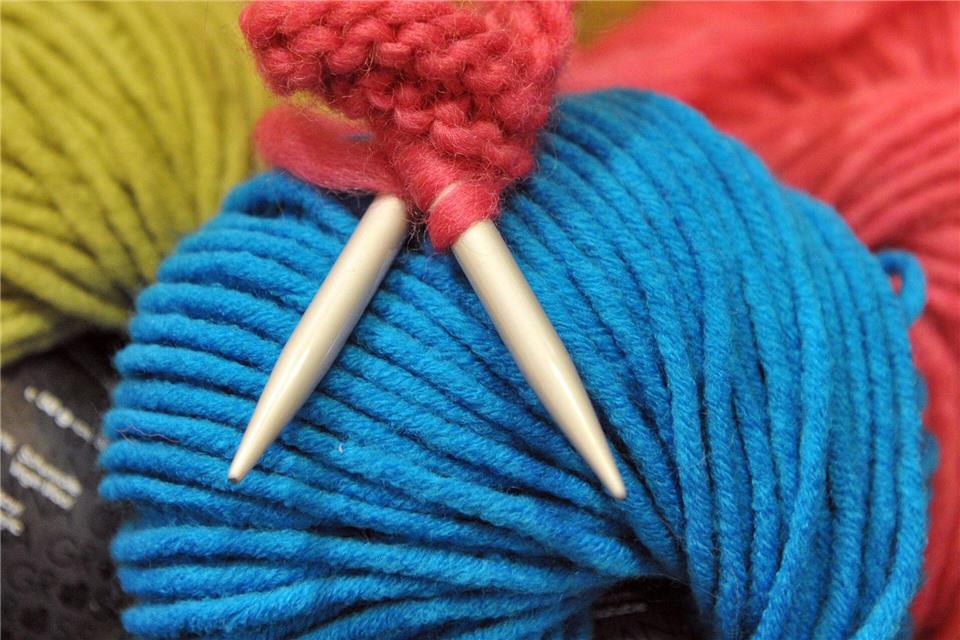 Ehrenamtler stricken auch für einen guten Zweck. (Symbolbild) picture alliance / dpa