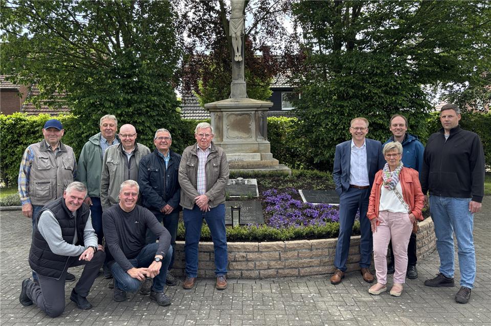 Ehrenamtliche, Sponsoren und Pastor Fabian Tilling (Zweiter v. r.) freuen sich über die Ergebnisse der Pflege- und Verschönerungsaktion auf dem Erler Friedhof.