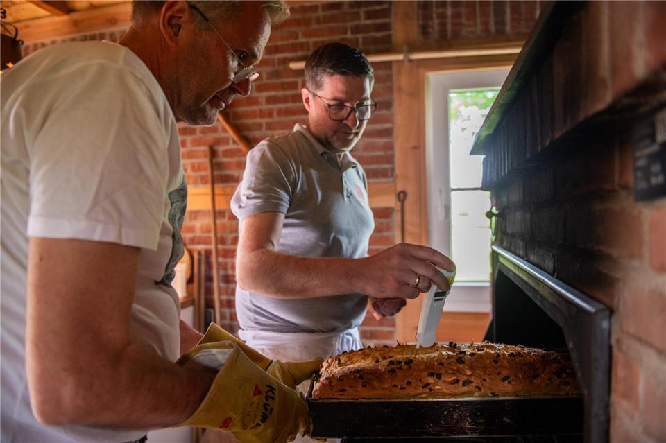 Ehrenamtliche backen im Heidener Backhaus ein Mal im Monat frisches Brot nach besonderem Rezept.