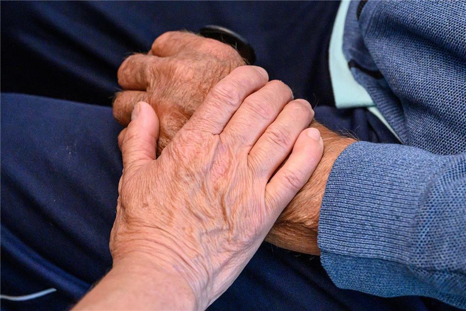 Ehrenamtliche gibt es im Sportvereinen, in Schulen, in Nachbarschaften, Gemeinden oder in der Seelsorge. (Symbolbild)Swen Pförtner/dpa