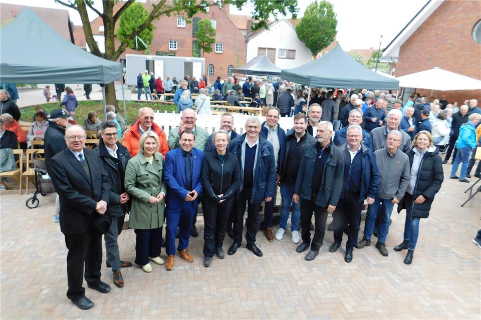 Ehrenamtliche und offizielle Gäste haben am Sonntag die Einweihung des Dorfplatz und des Dorfgemeinschaftshauses in Erle gefeiert.