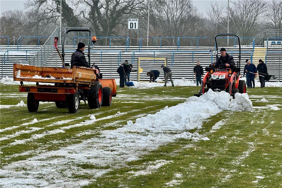 Ehrenamtliche unterstützen die Schneeräumung im Stadion vor dem Rugby-Spiel Deutschland gegen PortugalThomas Schulz/dpa