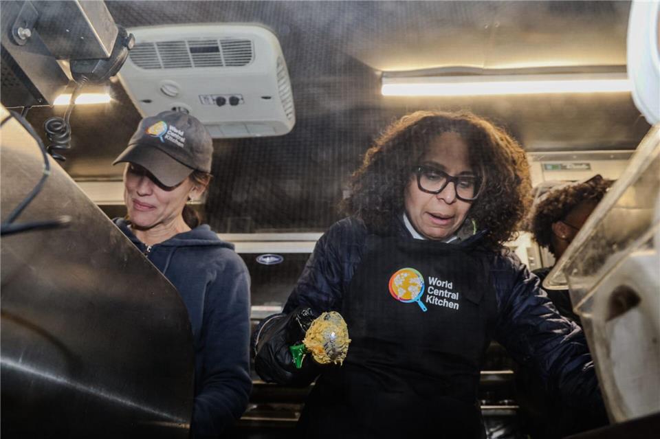 Ehrenamtliche versorgen Opfer des Feuers in Kalifornien, darunter Schauspielerin Jennifer Garner (links) und die Kongressabgeordnete Sydney Kamlager Dove.Amy Katz/ZUMA Press Wire/dpa