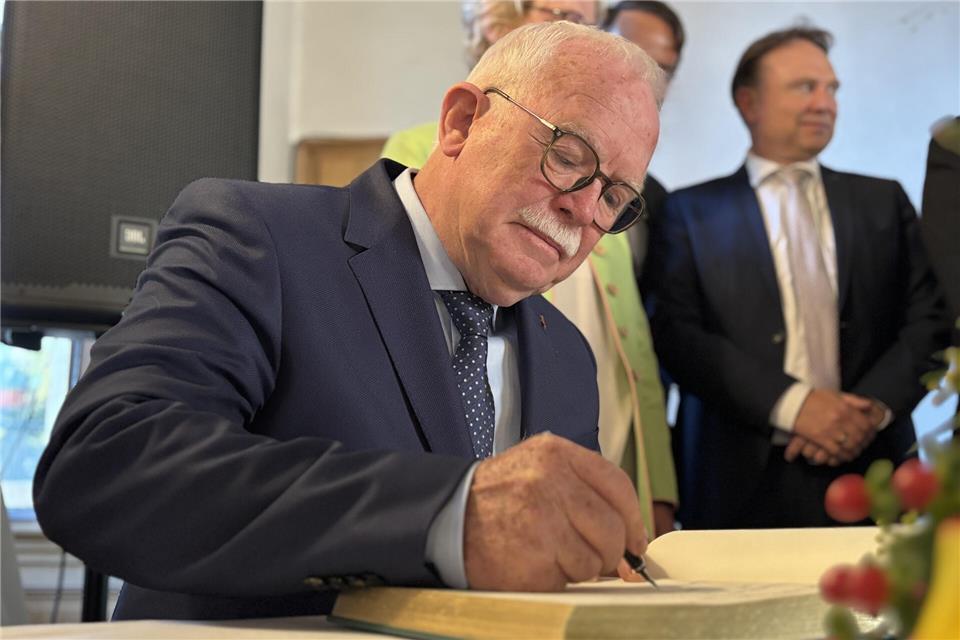 Ehrenbürger Karl-Heinz Tünte hat sich am Ende des Festakts im Rittersaal des Schlosses ins Goldene Buch der Gemeinde Raesfeld eingetragen.