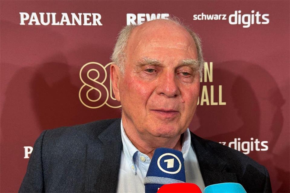 Ehrenpräsident Uli Hoeneß ist inzwischen von Bayern-Sportvorstand Max Eberl überzeugt. Manuel Schwarz/dpa