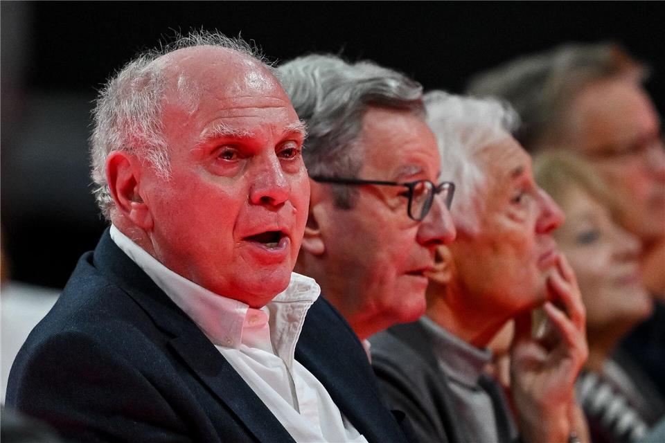 Ehrenpräsident Uli Hoeneß (links) bei der Mitgliederversammlung des FC Bayern Anfang November. (Archivbild)Harry Langer/dpa