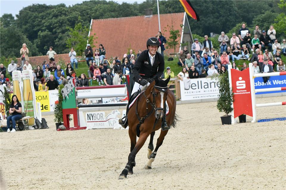 Ehrenrunde nach dem Sieg im Stechen am Pfingstmontag: Hendrik Dowe aus Heiden gewinnt mit Umeko mit drei Hundertstelsekunden Vorsprung vor Juliane Rölfing aus Borken mit Come and feel O.