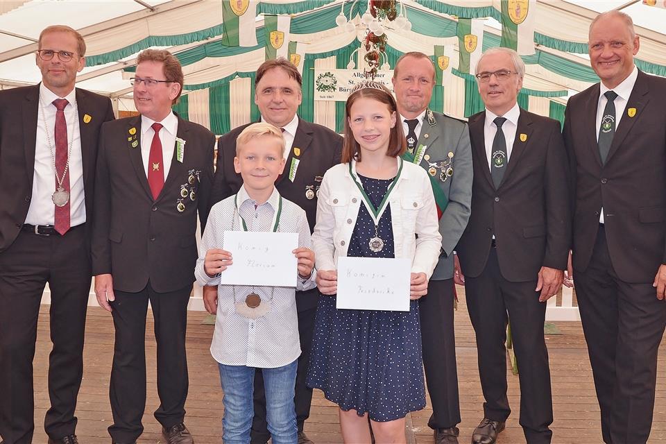 Ehrten am Sonntag unter anderem das Königspaar Friederiek Grotendorst und Florian Loker (v.l.): König Herbert Schlottbom, Josef Wilger, Andreas Klostermann, Andreas Bucks und sowie die Ehrenherren Alois Wissen und Meinolf Rosenberger.