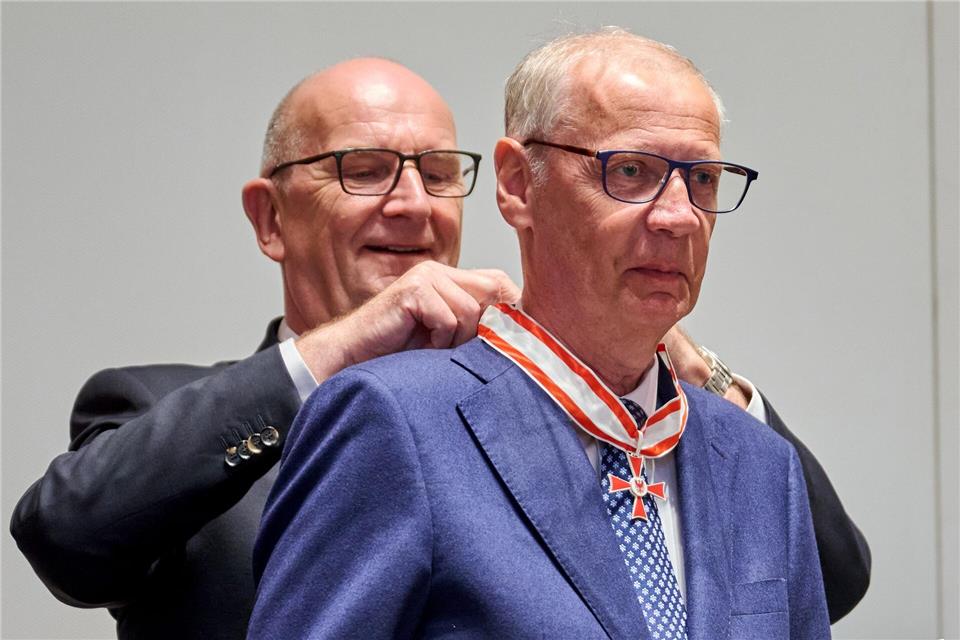 Ehrung als Mäzen für den Erhalt historischer Bauwerke in Potsdam: TV-Moderator Günther Jauch (links) bekommt von Brandenburgs Ministerpräsident Dietmar Woidke den Landesverdienstorden umgehängt. Annette Riedl/dpa