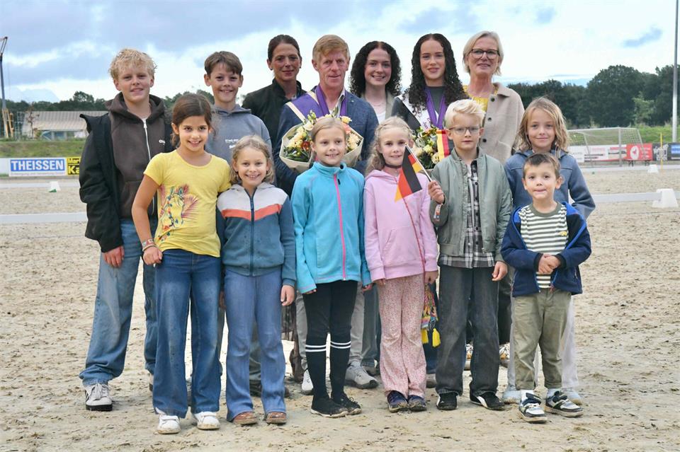 Ehrung auf dem Parcoursplatz: Kinder aus dem Reiterverein Borken mit Mannschafts-Weltmeister Marcus Ehning und der Junioren-Europameisterin Birte Nießing (Zweite von rechts).