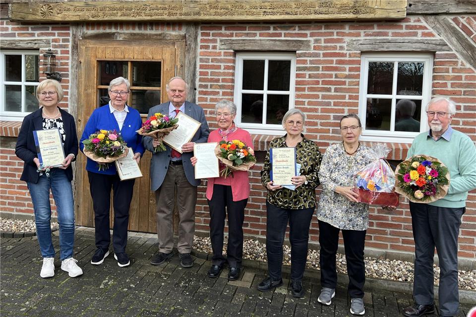 Ehrungen beim Kirchenchor St. Marien (v.l.): Beate Schmeing (30 Jahre), Hedwig Hüning, (25 Jahre), Günter Gudel (60 Jahre), Erna Anschlag (50 Jahre) und Marion Bortels (20 Jahre) durften sich über Die Glückwünsche des Chores sowie eine Urkunde und einen Blumenstrauß aus der Hand der Vorsitzenden Gaby Wichelmann freuen. Ein besonderes Dankeschön gab es auch für Josef Pütter, der nach 27 Jahren als Kassierer (1985- 2012) jetzt noch auf zehn Jahre als Kassenprüfer zurückblicken konnte.