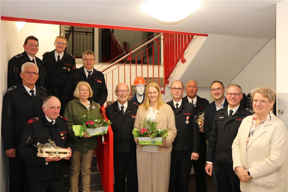 Ehrungen beim Weseker Feuerwehr-Löschzug (von links): Markus Elsing, Alexander Meßling und Jürgen Wellermann. Die untere Reihe bilden Stefan Döking, Erich Büscher, Marion Osterholt, Gerhard Osterholt, Manuela Dillhage, Guido Dillhage, Stephan Loker, Rene Terwolbeck, Kai Sobbe und Birgitta Niehoff-Elsing.