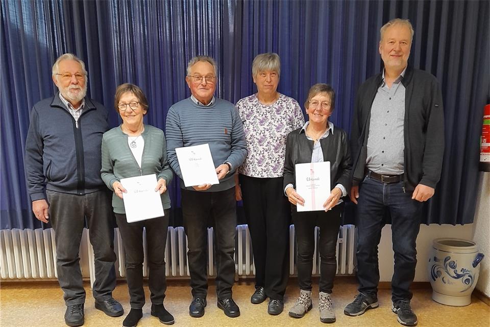 Ehrungen für 40 Jahre in der KAB (v. li.): Josef Nagel (Vorstand), Klärchen Löchteken, Thomas Löchteken, Gertrud Vorhold (Vorstand), Änne Weitenberg und Johannes Küpers (Vorstand).
