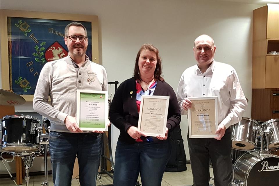 Ehrungen für langjährige Mitgliedschaft erhielten (vl.): Jens Krämer (25 Jahre), Rabea Klein-Heßling (30 Jahre) und Michael Kruse (40 Jahre).