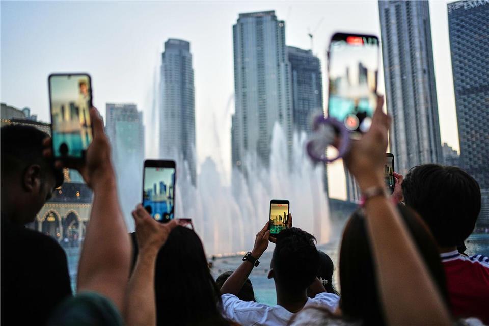 Eid al-Adha in Dubai: Besucher fotografieren den Brunnen vor der SkylineFatima Shbair/AP/dpa