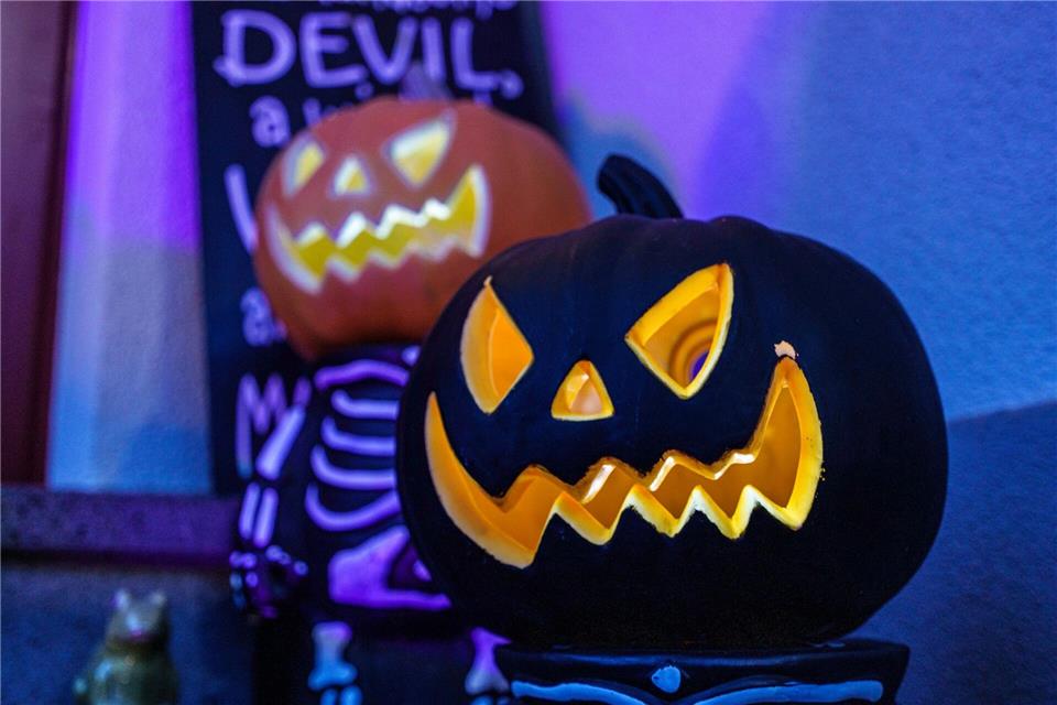 Eier an der Wand, Böller im Briefkasten: Vermeintlich harmlose Halloween-Streiche können richtig teuer werden - dann doch lieber Kürbisschnitzen. (Symbolbild) picture alliance/dpa