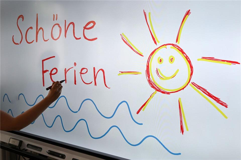 Eigenmächtig verlängerte Ferien haben Risiken und Nebenwirkungen. (Symbolbild)Jens Kalaene/dpa