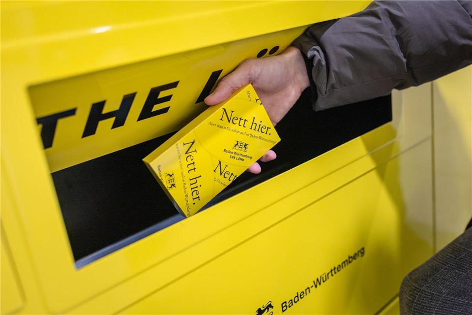 Eigentlich eher analog gedacht und auf Zügen verbreitet, fuhr der Slogan zunächst über die Gleise durchs Land, bevor er als Aufkleber viral in die Welt zog.Christoph Schmidt/dpa