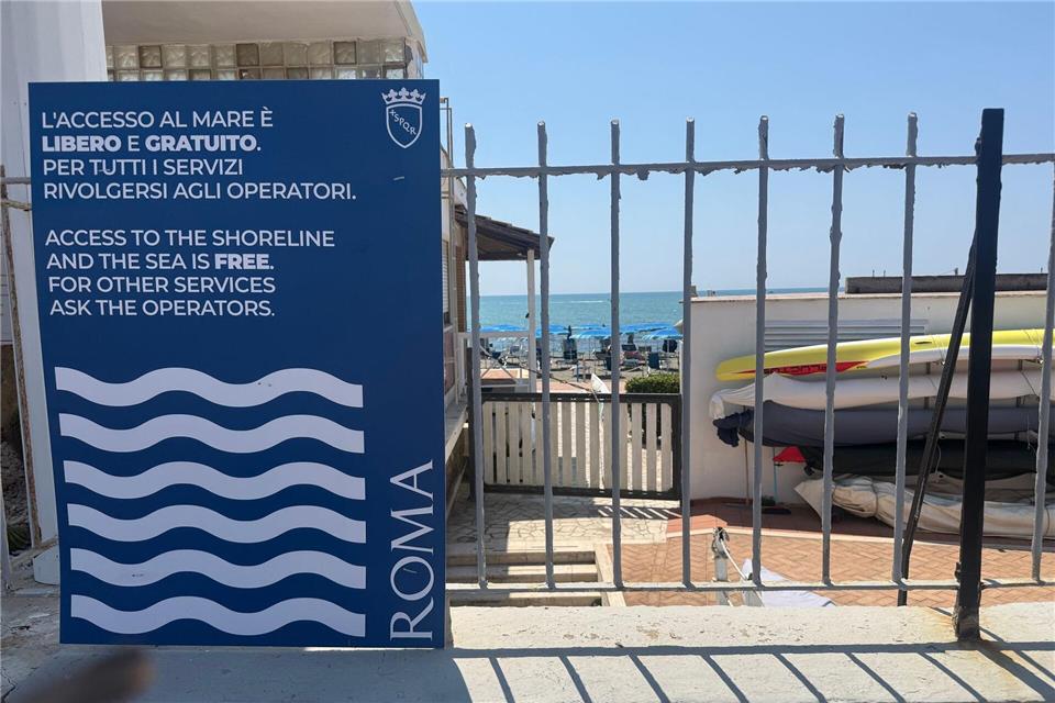 Eigentlich gehört der Strand auch in Italien dem Staat - also allen.Christoph Sator/dpa