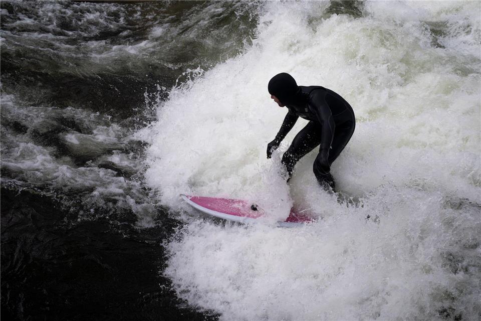 Eigentlich ist das Surfen auf dem Eisbach derzeit verboten. (Archivbild)Peter Kneffel/dpa