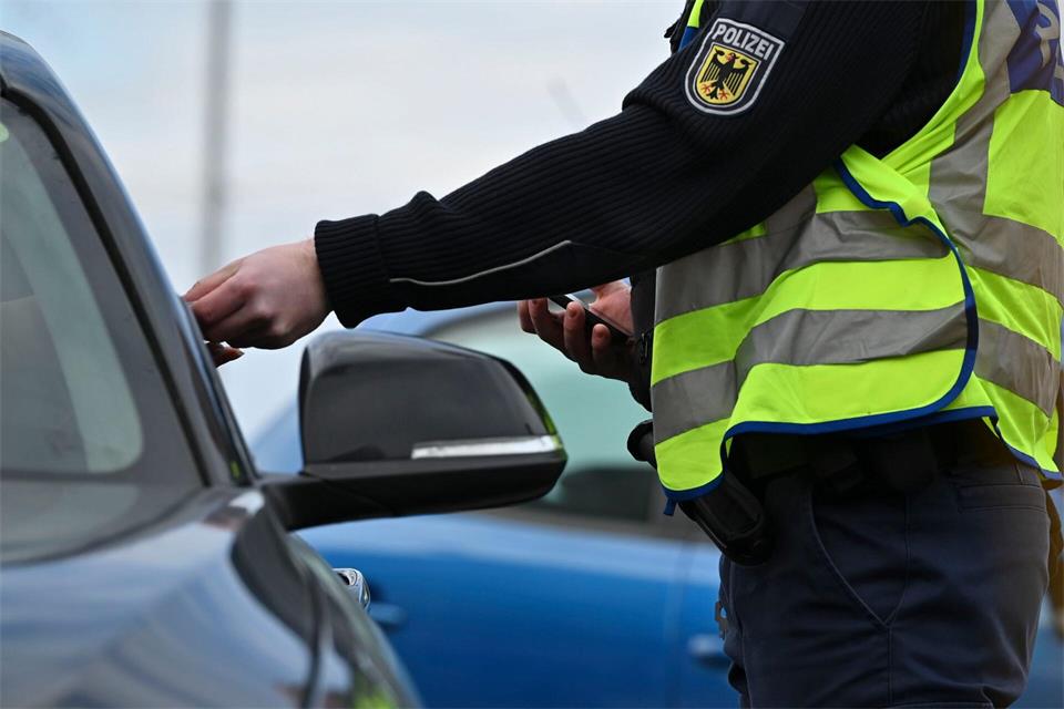 Eigentlich sind Grenzkontrollen im Schengen-Raum nicht vorgesehen. (Symbolbild)Katharina Kausche/dpa