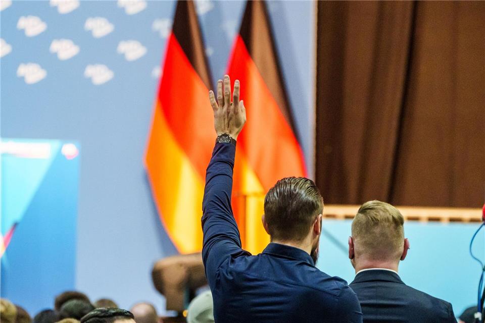 Eigentlich sollte alles glatt und professionell über die Bühne gehen, aber Alexander Eichwald brachte diesen Plan mit seiner Rede durcheinander.Andreas Arnold/dpa