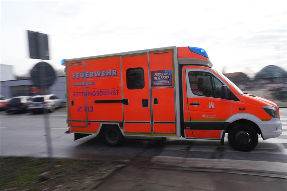 Eigentlich sollte der Ernstfall in Hamburg-Bergedorf nur geübt werden, doch dann mussten Verletzte versorgt werden (Symbolbild).Marcus Brandt/dpa
